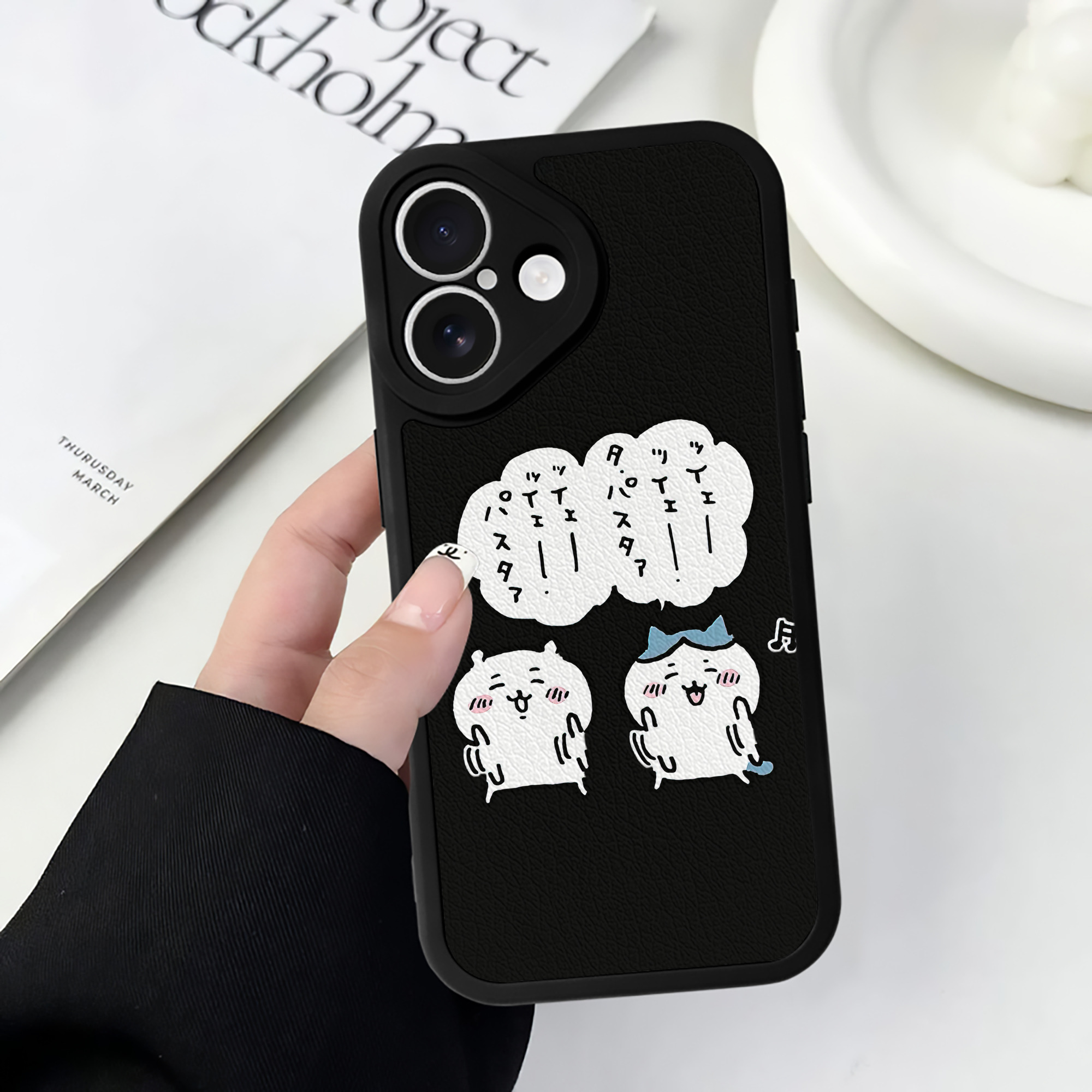 （画像用） ちいかわ ハチワレ Chii-kawa hachiware 【iPhone 16シリーズ対応】シリコンスマホケース（レザー調） 材質：シリコン
